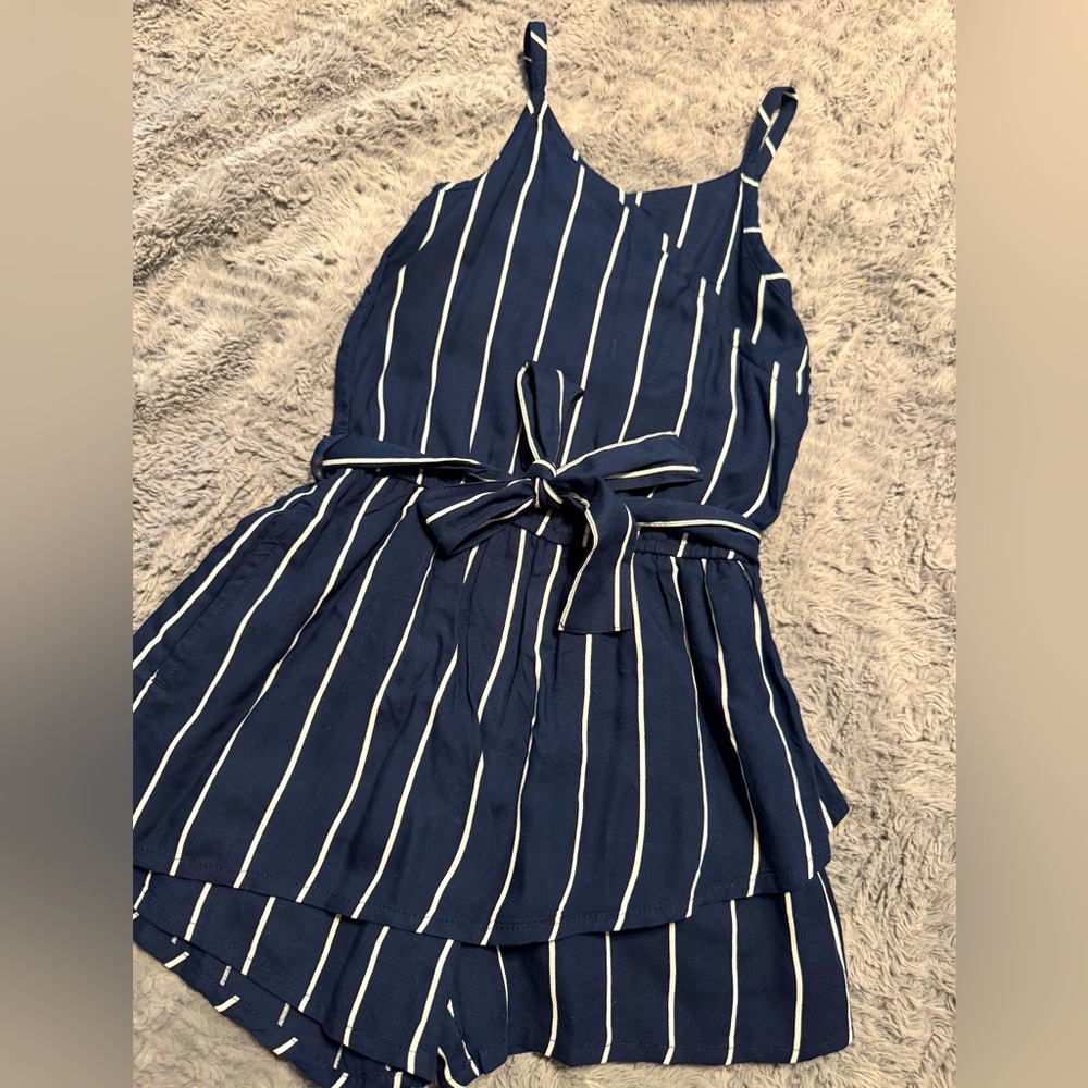 NWOT Abercrombie kids 
Navy and White Striped Romper for little girl size 5/6